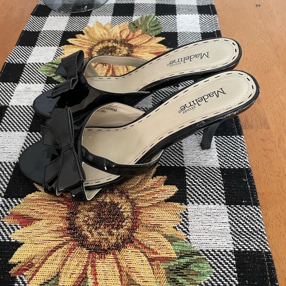 Madeline patent leather slip on open toe with bows - Picture 2 of 9